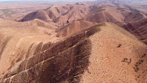 drone disparado sobre una escarpada y desolada cordillera en las cordilleras de flinders, australia del sur