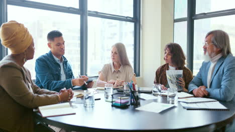 Gente-De-Negocios,-Tableta-Y-Trabajo-En-Equipo-Para-La-Planificación