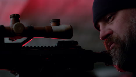 francotirador mirando el alcance del rifle de asalto. pistolero usando arma de fuego en la misión