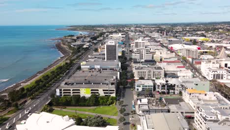 vista aérea de aves da rua principal de new plymouth e do centro da cidade