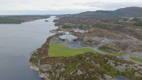 parking house para panorama hotel visto cerca del mar austefjorden en sotra noruega