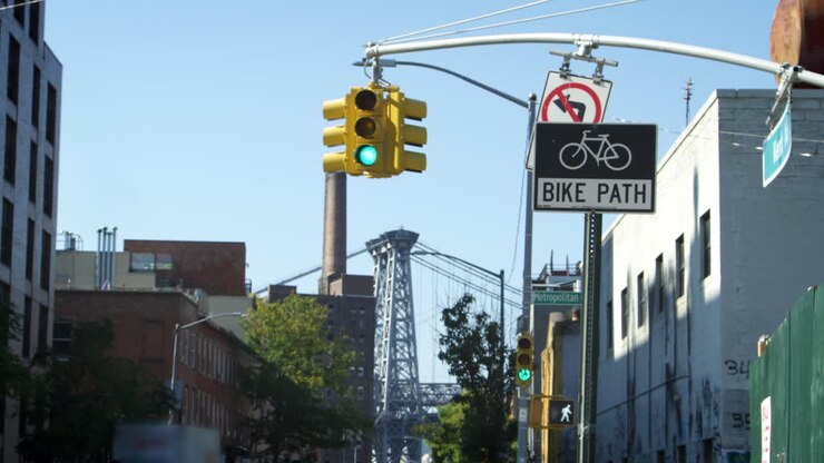 Primo piano di semafori sopra un incrocio stradale a New York