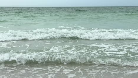 Ein-Entspannter-Tag-Am-Meer-Am-Sandstrand,-Während-Die-Wellen-Hereinrollen