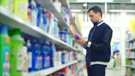 hombre comprando suministros de limpieza en un supermercado