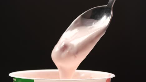 una cuchara de yogur de fresa
