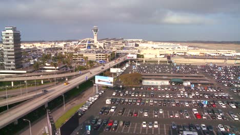 Weite-Aufnahme-Des-Internationalen-Flughafens-Von-Los-Angeles-In-Der-Abenddämmerung