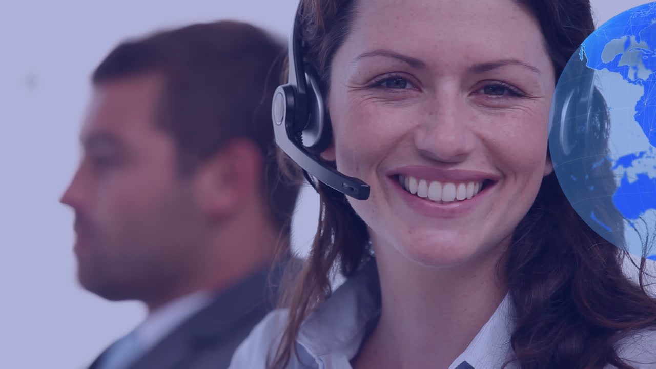 animación del globo sobre la gente de negocios usando auriculares de teléfono