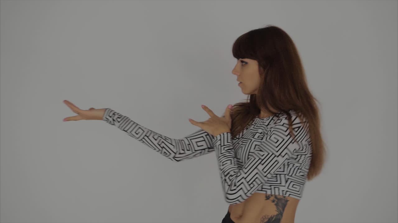 mujer elegante en movimiento