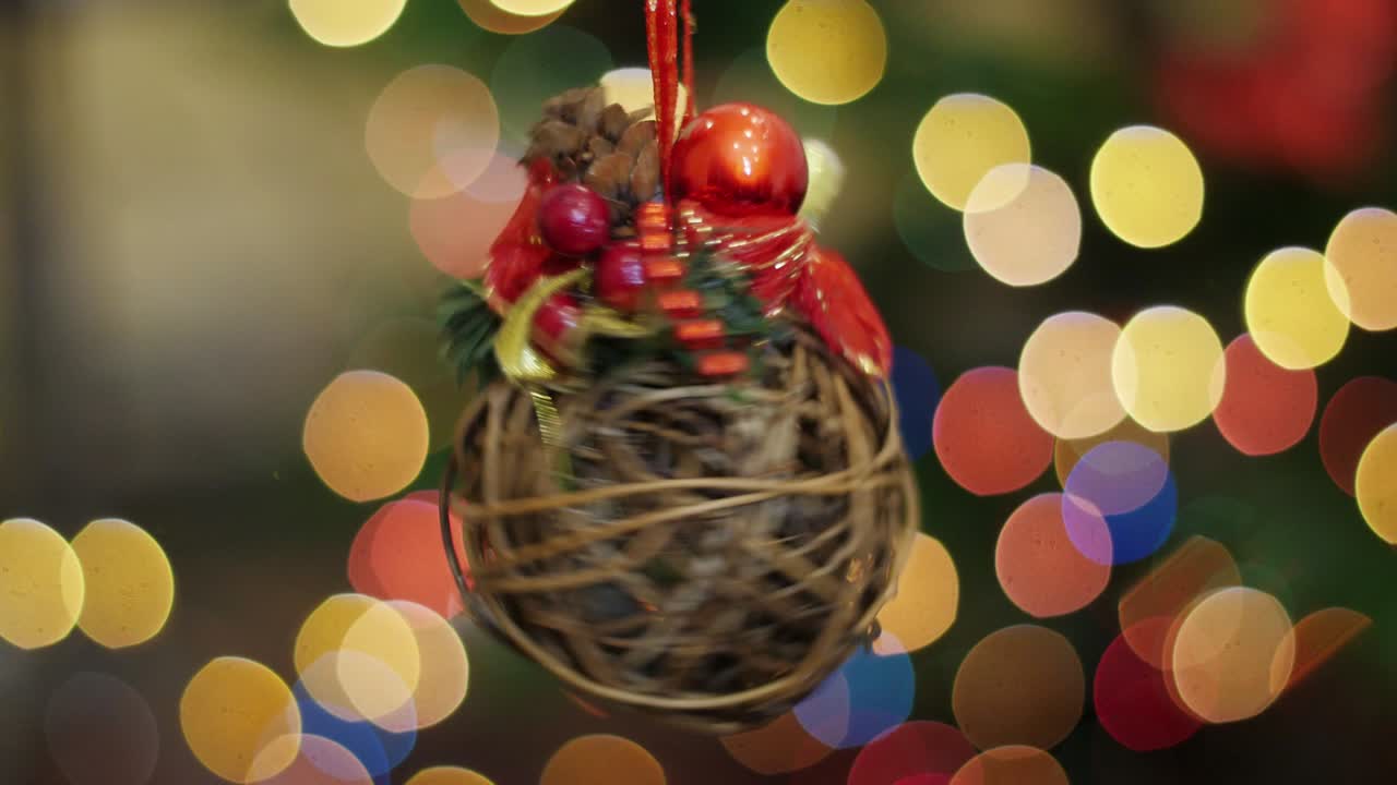 juguete de madera de navidad gira en el fondo bokeh