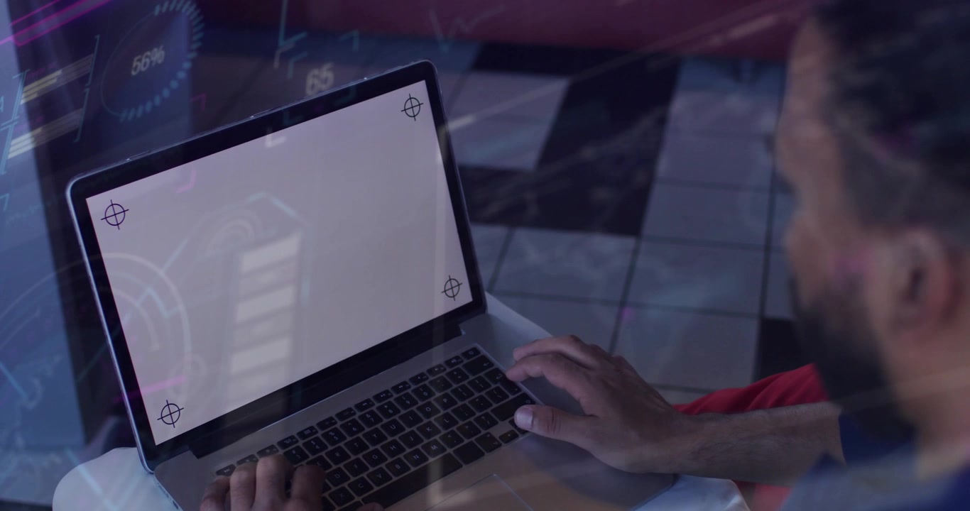 Mand sidder ved bord, tapper på trackpad, mens han starter HUD til UI-mockup, der viser skæremærker