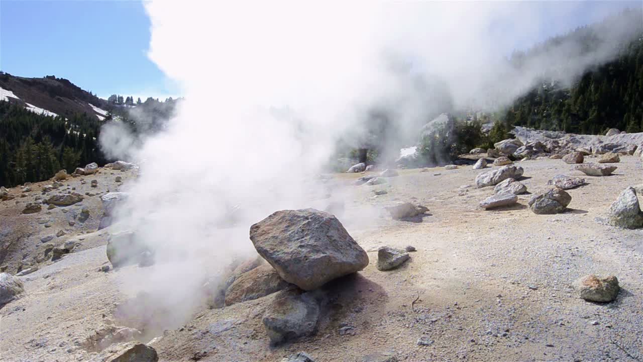 respiradero hidrotermal volcánico humeante en el infierno bumpass en el parque nacional volcánico lassen california
