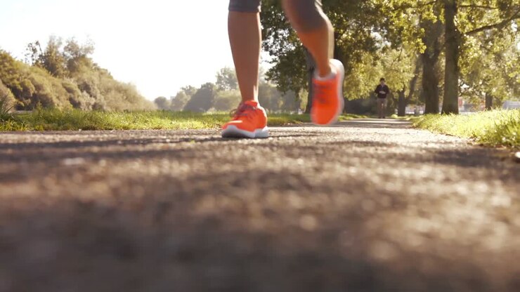 Graziosa brunetta che fa jogging al parco