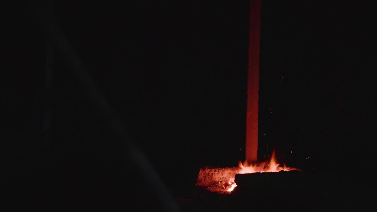 carbón de leña rojo quemado