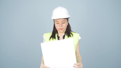 el ingeniero escucha a la cámara y no aprueba.