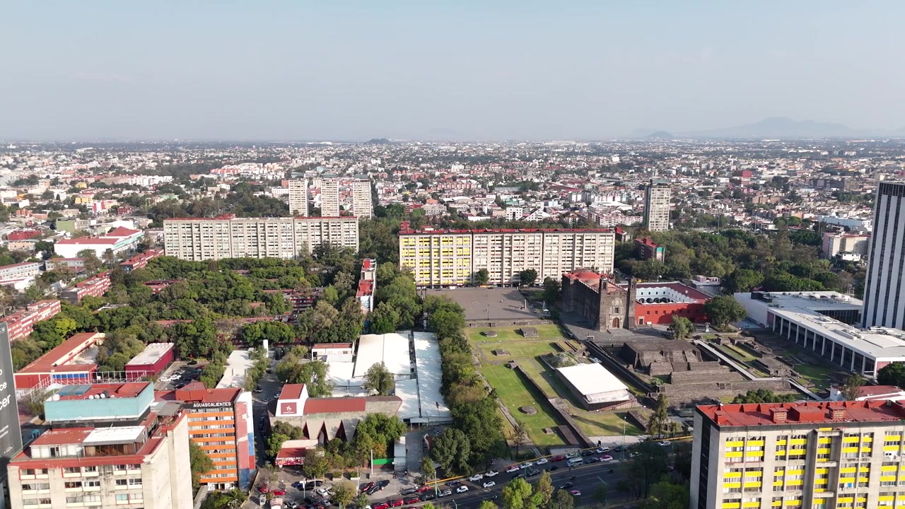 Meksika Şehri Tlatelolco'daki Aztek piramitlerinin yandan görünümü.