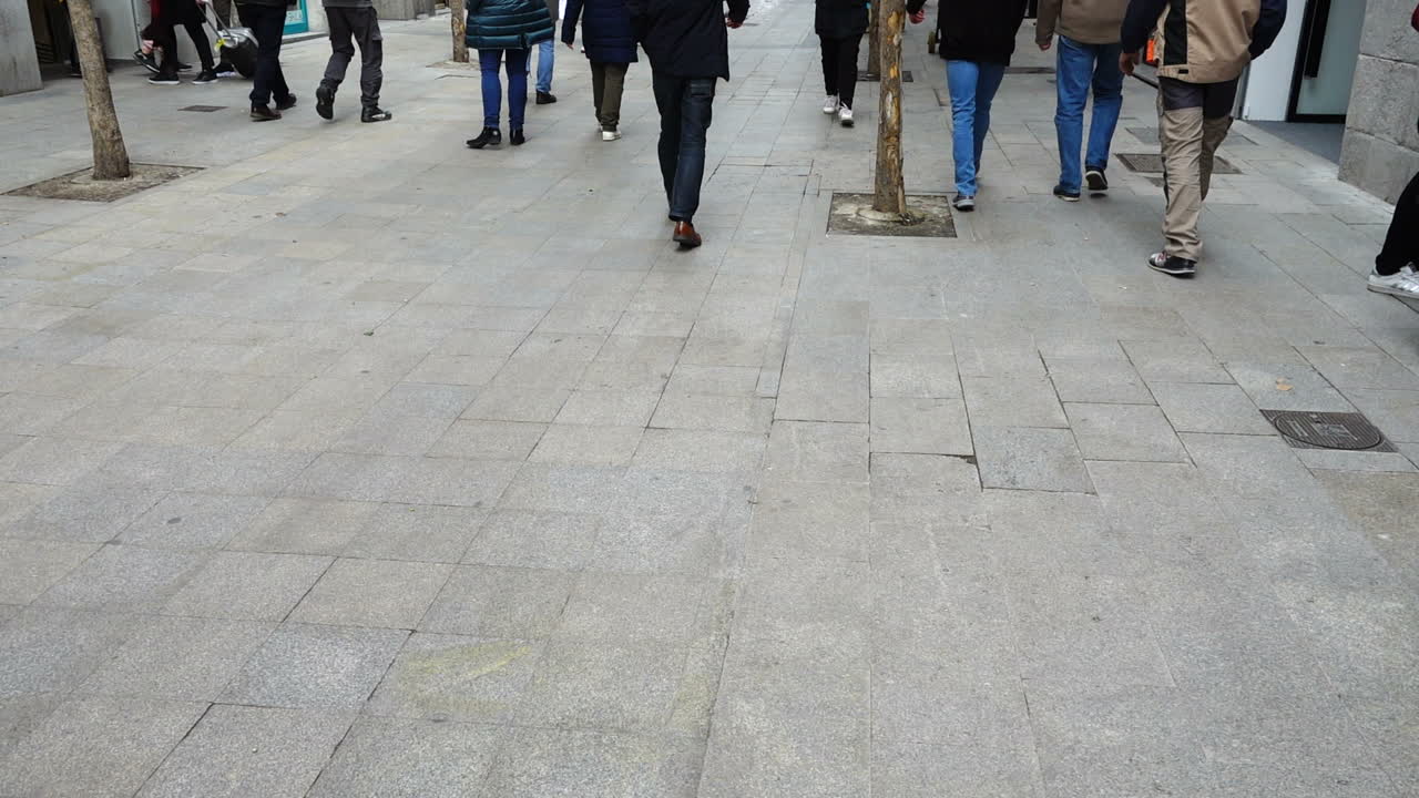 Le persone per le strade di Madrid. Movimento di persone lungo la via Fuencarral. Movimento rallentato.