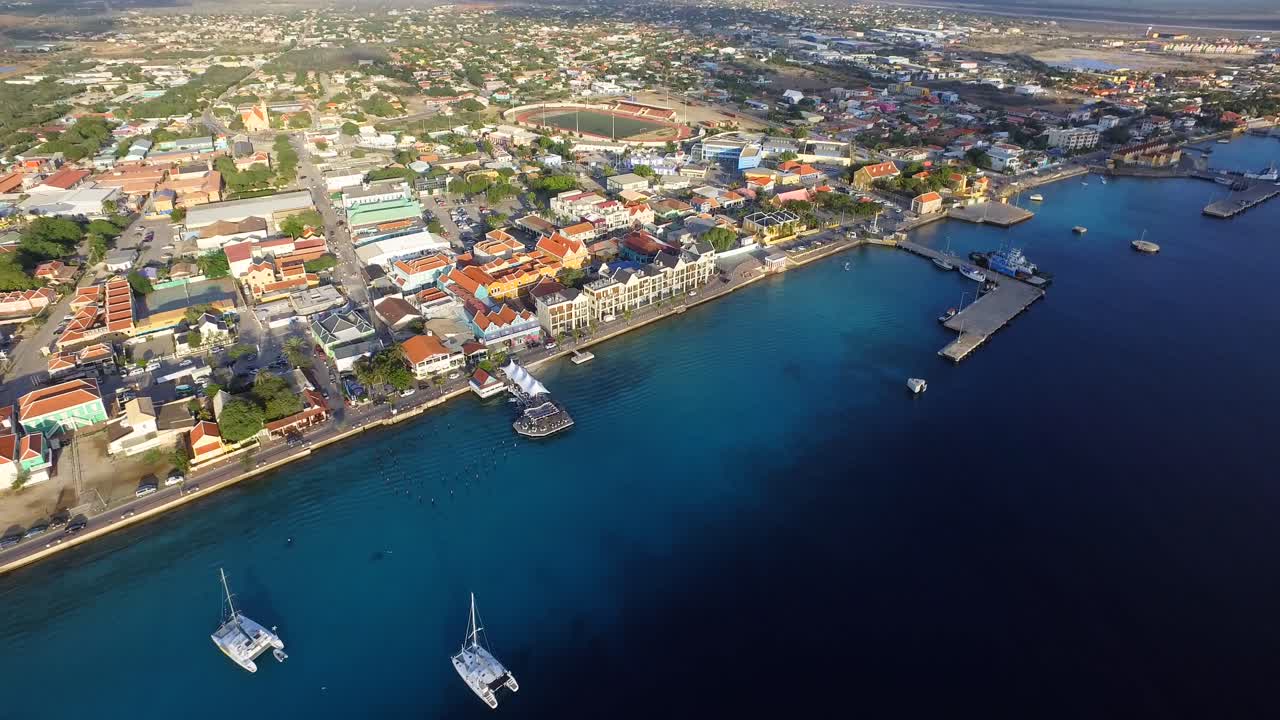 la ciudad de kralendijk durante la puesta de sol, ubicada en la isla caribeña de bonaire