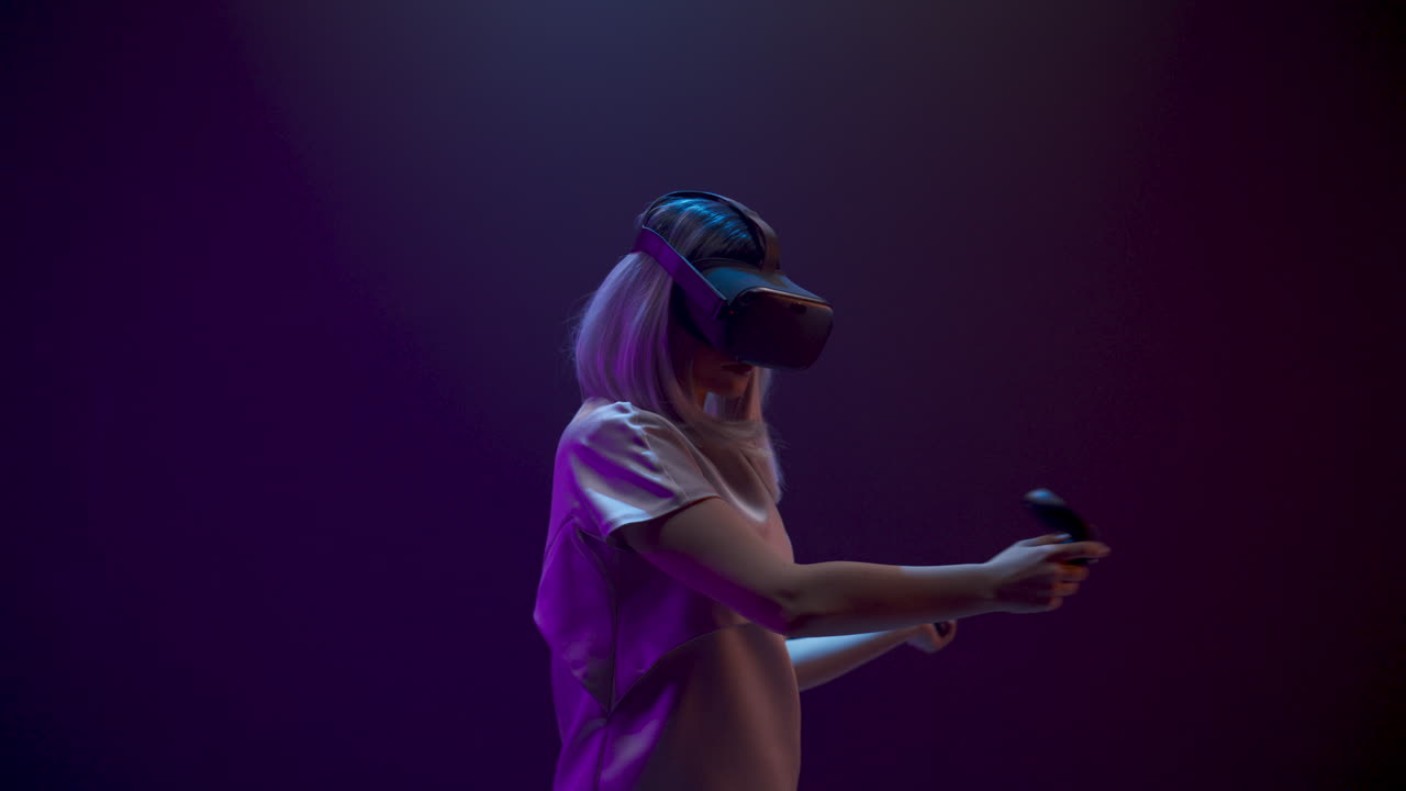 donna eccitata che sperimenta trackpad portatili in primo piano di videogioco. concetto futuro