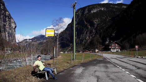posando en lauterbrunnen alpes suiza amplia