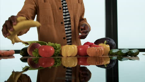 hombre clasificando verduras