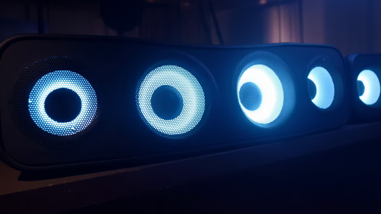 Nahaufnahme von Soundbar-Lautsprechern mit dynamischer blauer LED-Beleuchtung