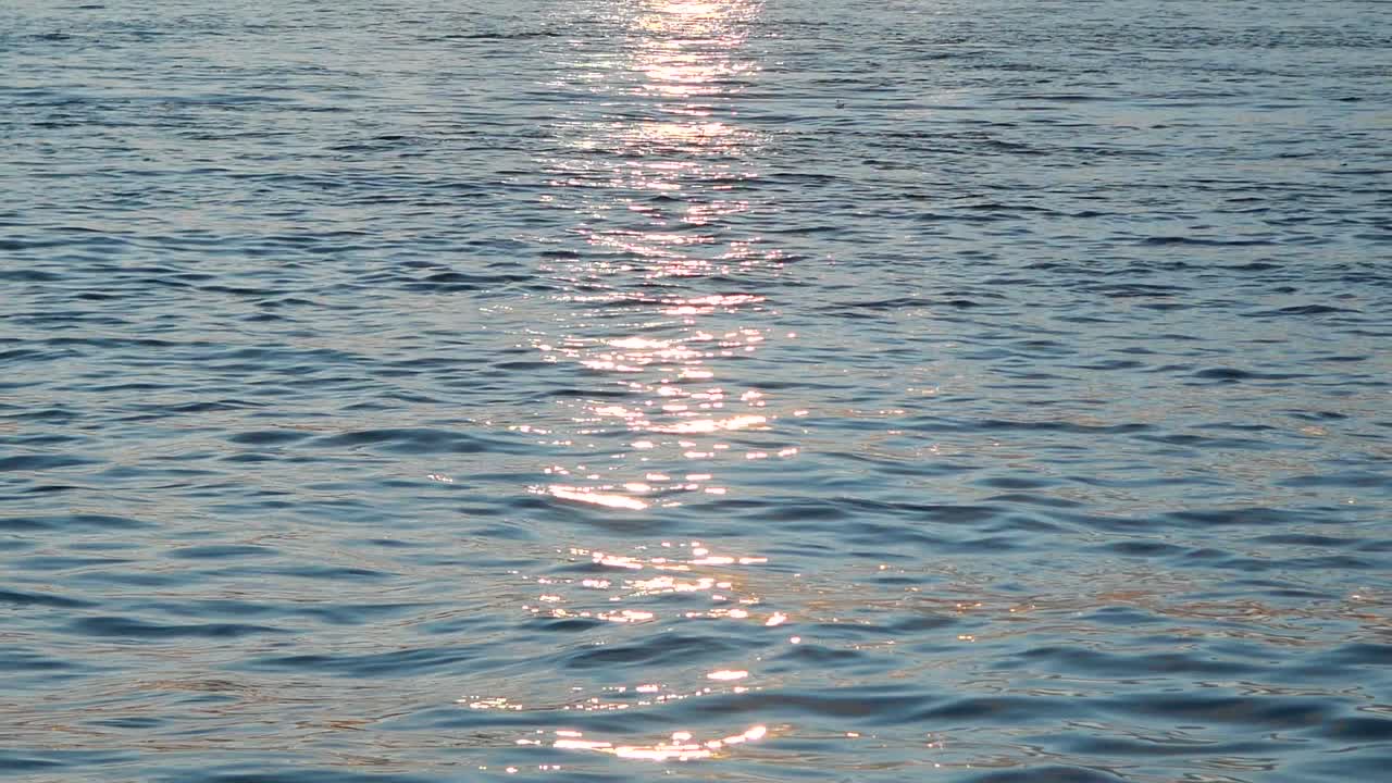 물 위 의 해 가 지는 반사