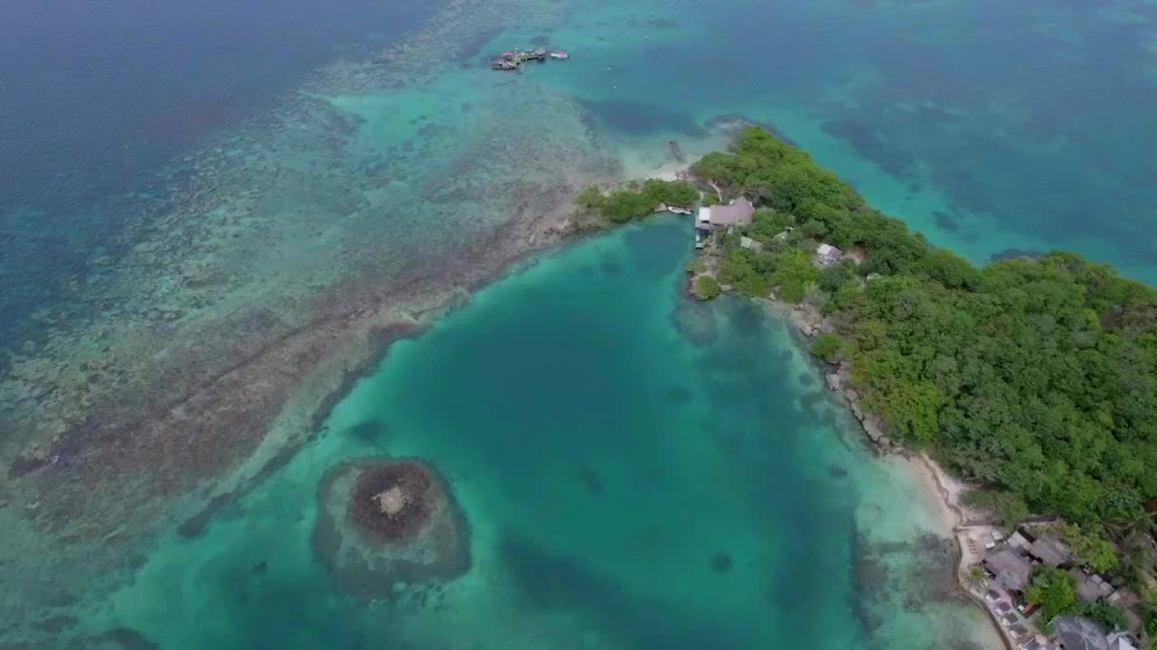 arrecife de coral en las aguas turquesas poco profundas de una isla colombiana del caribe