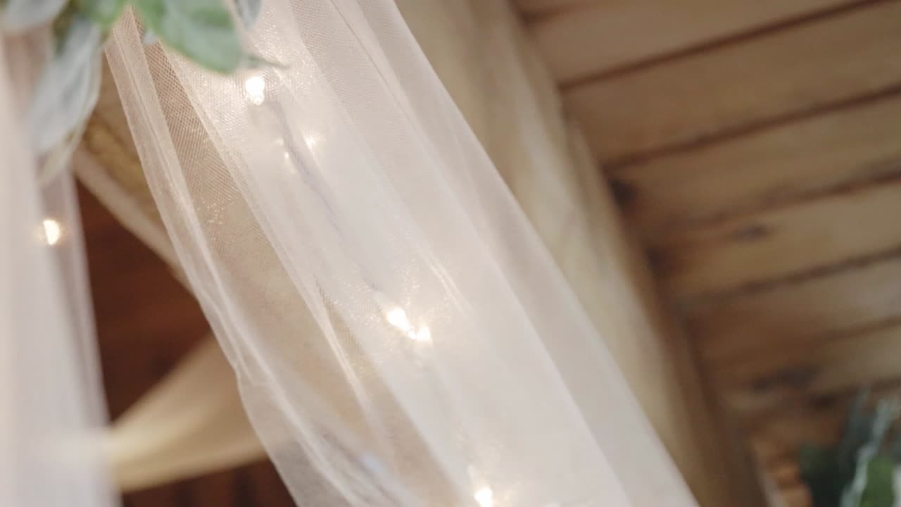 luces de bodas envueltas en la pared