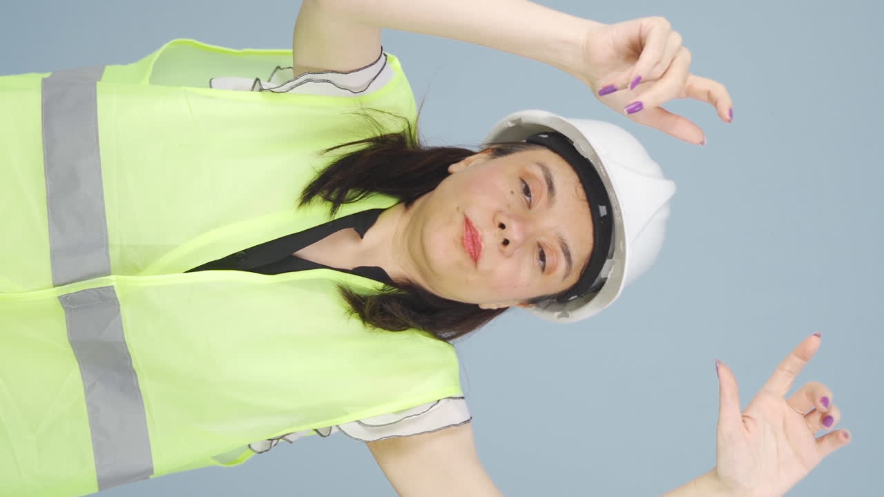 실패한 엔지니어의 수직 비디오입니다.