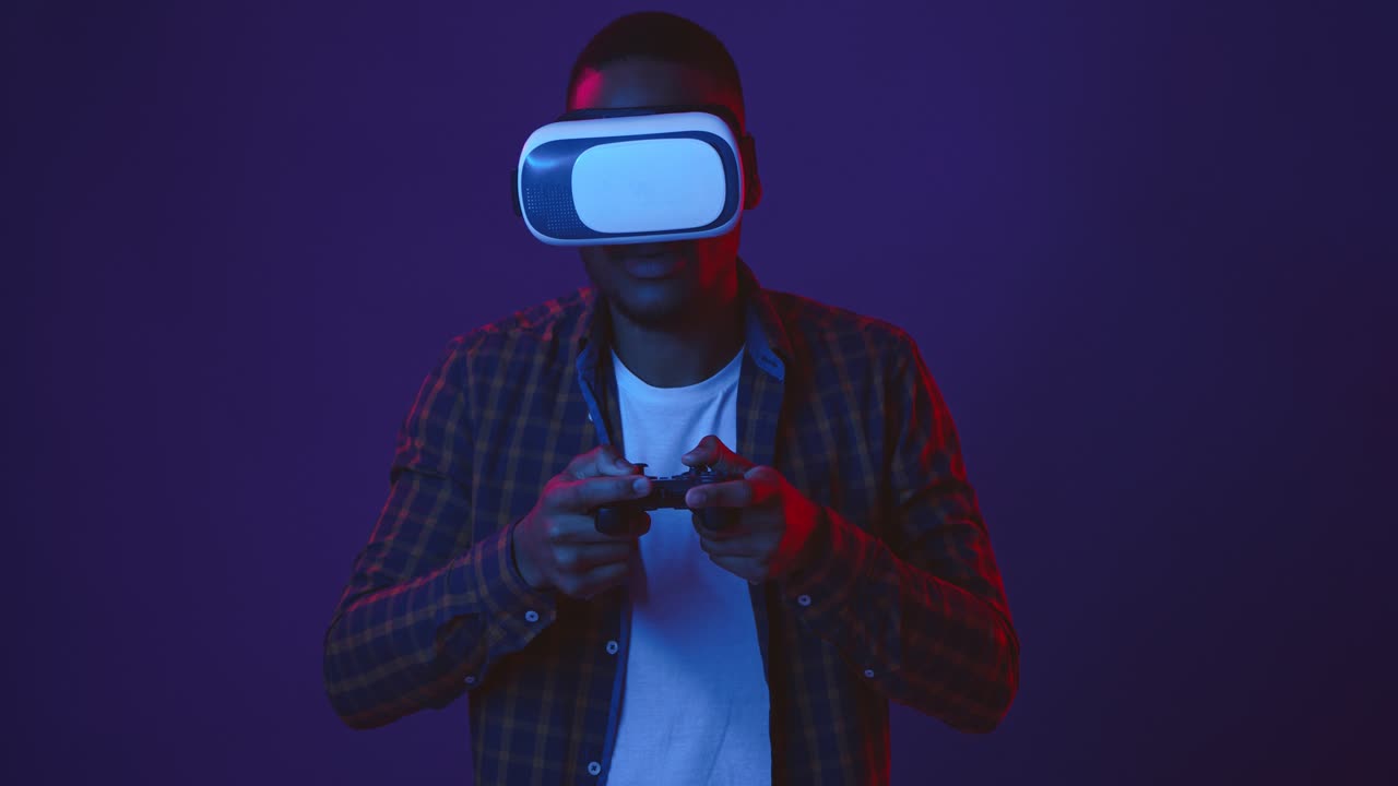 pria bermain game VR