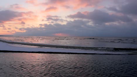 Colorido-Atardecer-De-Invierno-En-La-Orilla-Del-Golfo-De-Riga-En-Letonia-Saulkrasti-Duna-Blanca