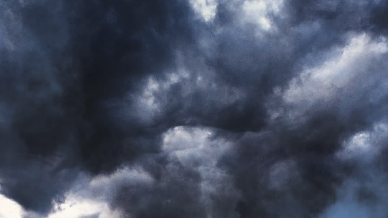 먹구름 속의 뇌우는 번개와 함께 움직였다