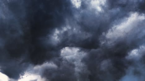 la tormenta dentro de las nubes oscuras se movía con sus relámpagos