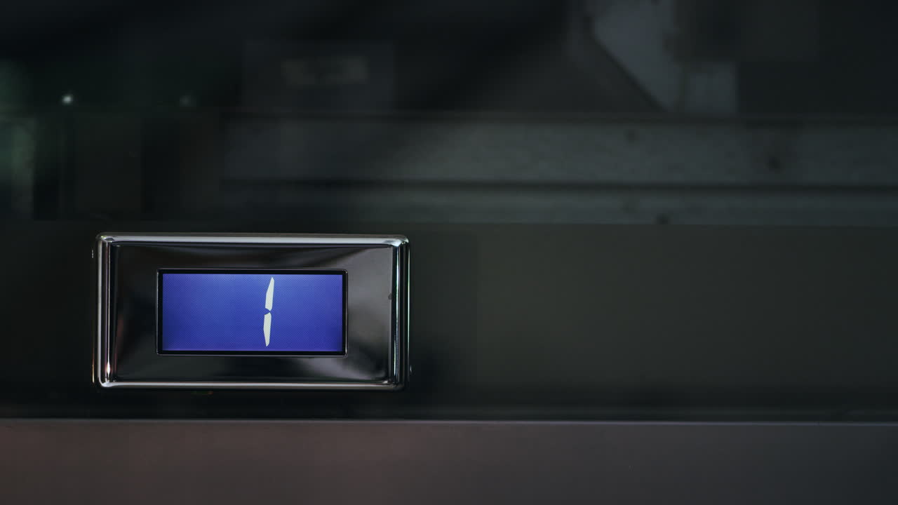 전자 엘리베이터 및 바닥 카운터의 방향 표시기가 1번을 표시합니다.