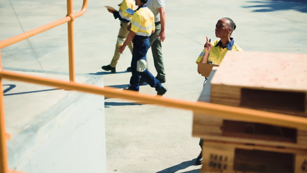 Femme professionnelle écrivant sur un bloc-notes sur un site industriel