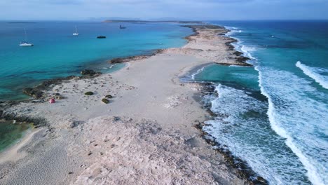 Olas-Rompiendo-En-Promontorio