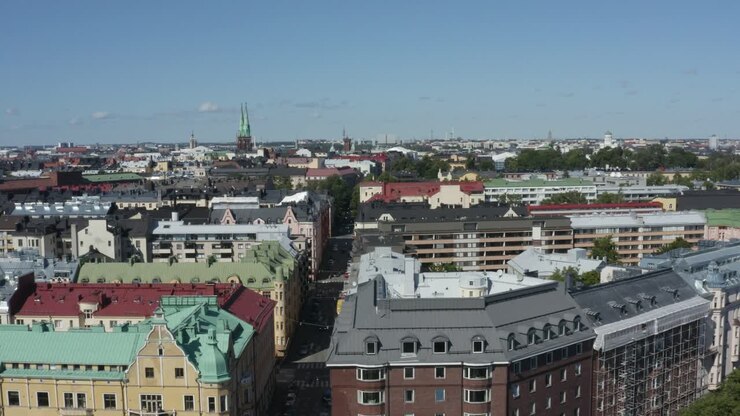 Carrellata aerea laterale di Helsinki, Finlandia, con edifici colorati e campanile