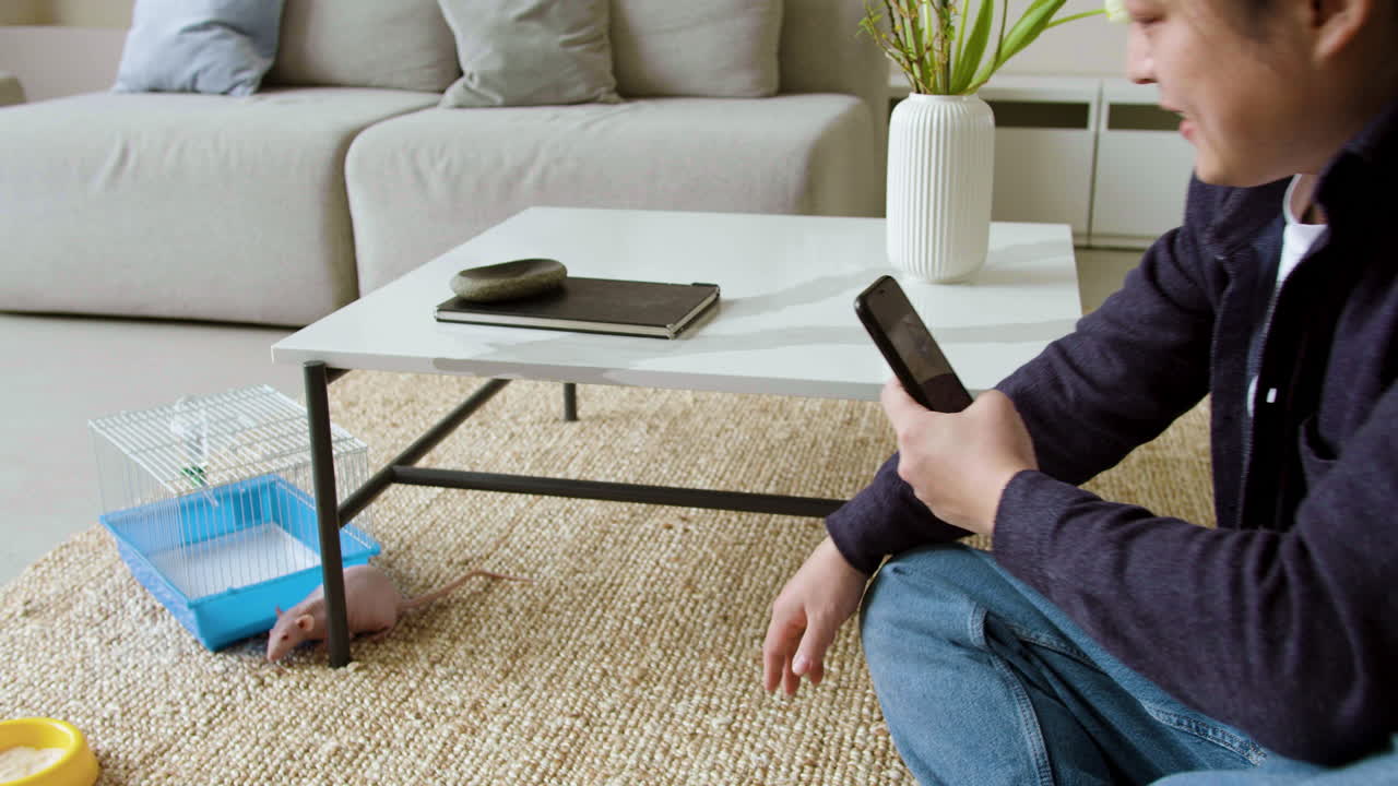 애완동물을 녹음하는 남자