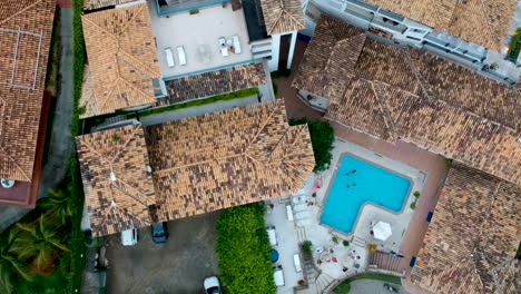 Drone-Moviéndose-Sobre-La-Piscina-En-Brasil,-Río-De-Janeiro