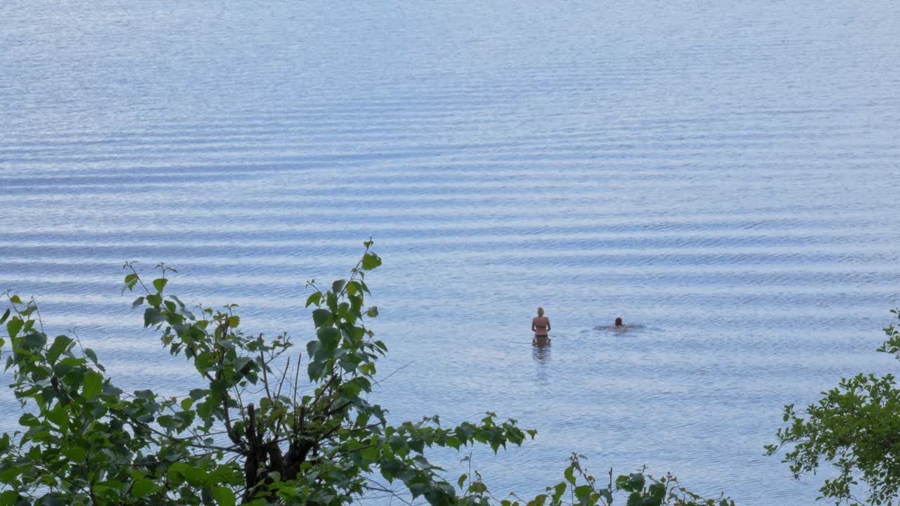 북부 폴란드의 styporc 시골에 있는 여름 호수에서 물을 즐기는 여성