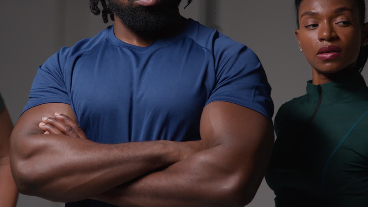 primer plano de atletas masculinos y femeninos en ropa de fitness entrenando en el gimnasio calentándose y preparándose psicológicamente para un evento deportivo