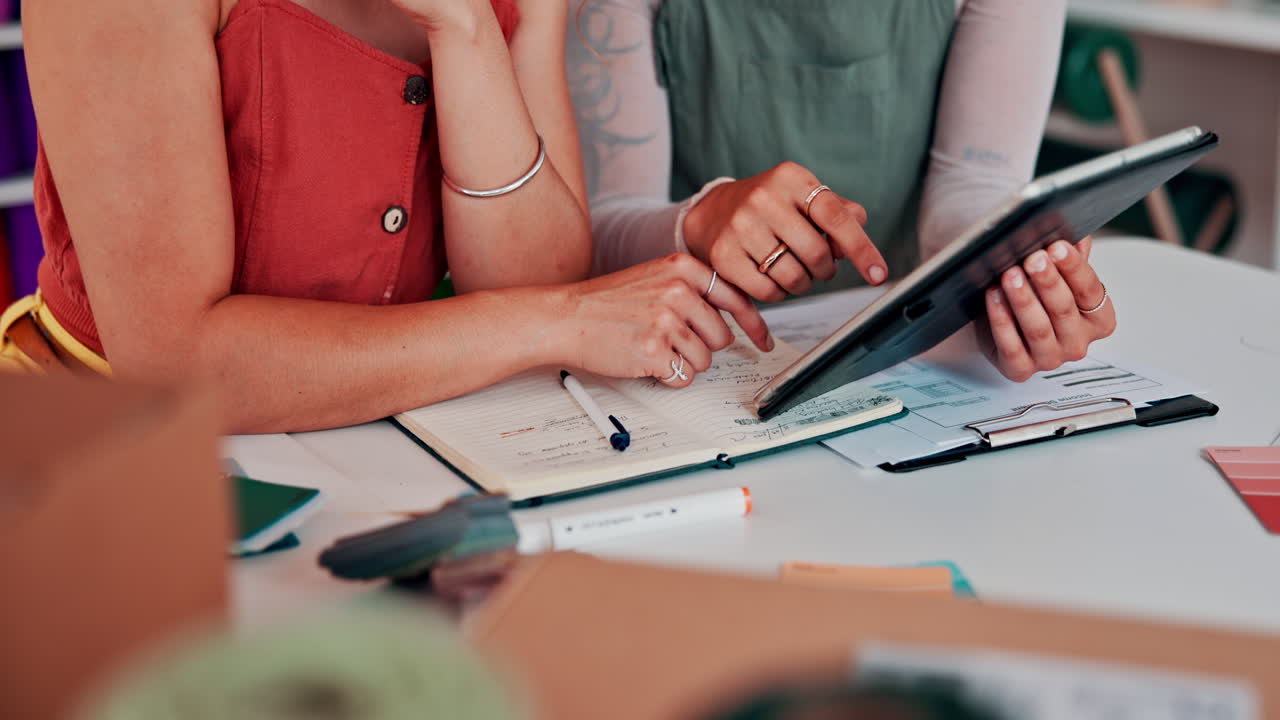 dos mujeres colaborando en un proyecto de diseño