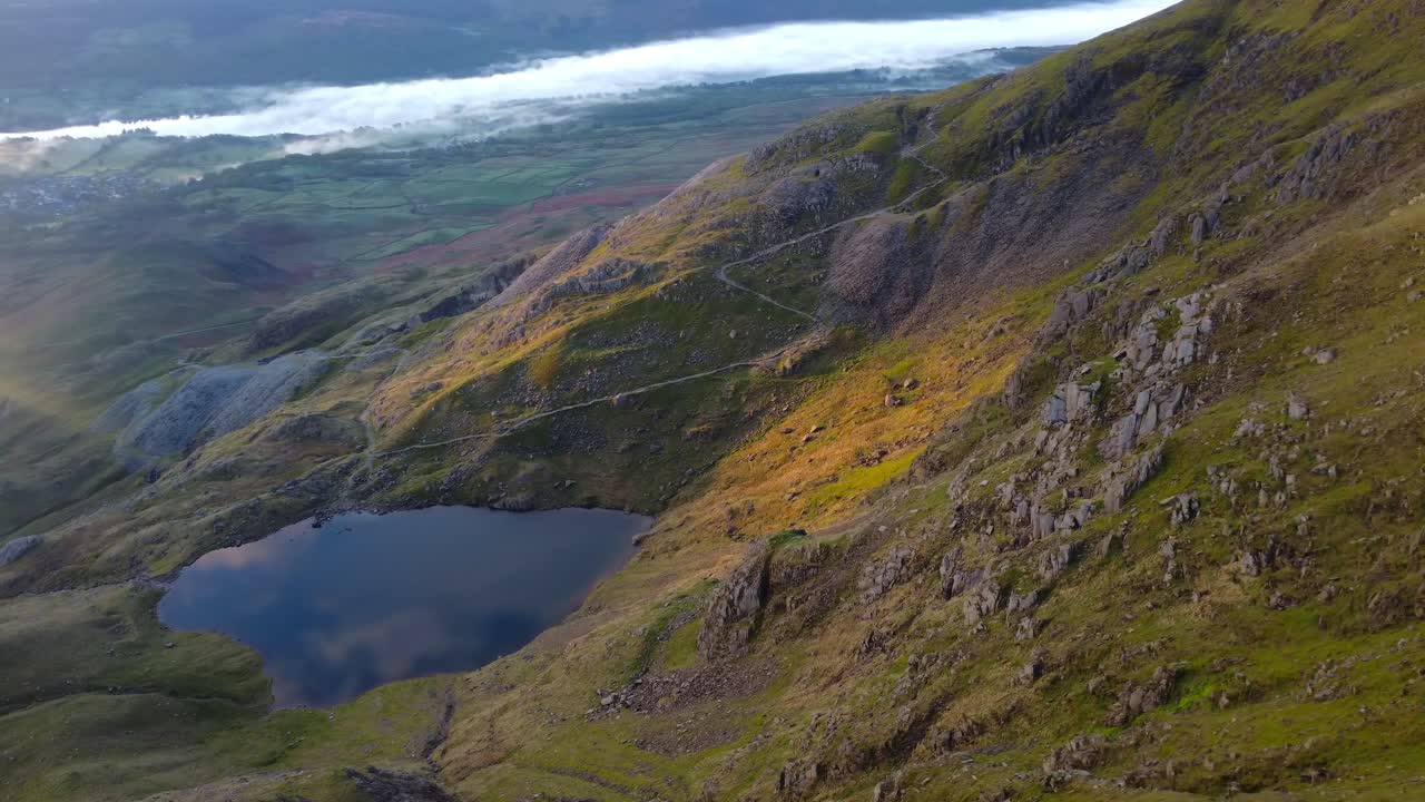 Cinematisk 4K dronevideo fra luften av bresjø og skyinversjon over Coniston-sjøen – tatt fra Old Man of Coniston