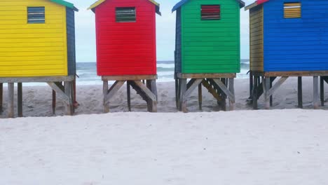 cabaña de playa colorida en la playa