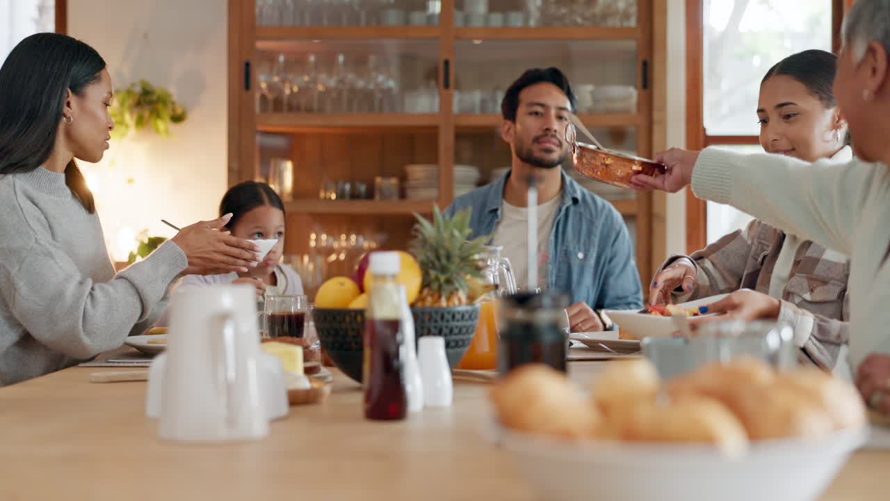 브런치, 음식과 테이블에 큰 가족과 사랑