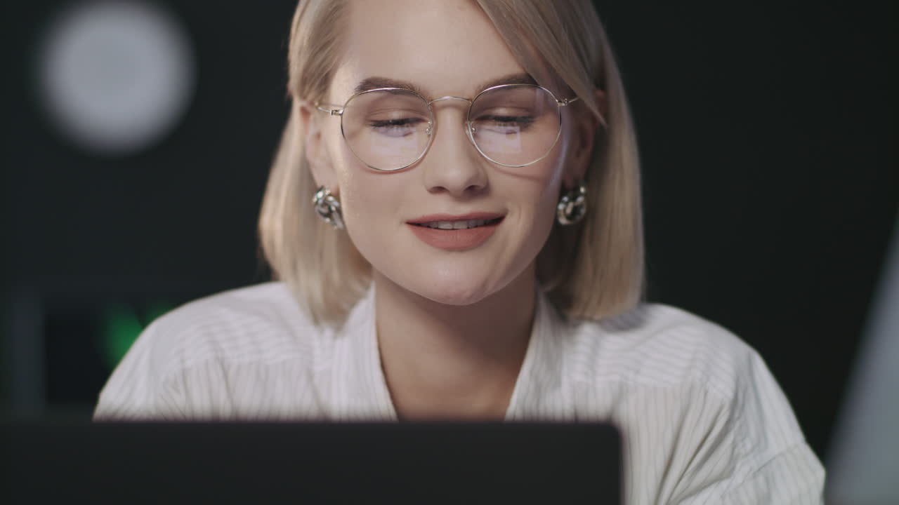 Thinking business woman smiling front laptop in night office