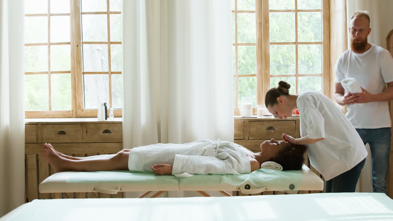 마사지 를 하기 위해 매 에 누워 있는 남자