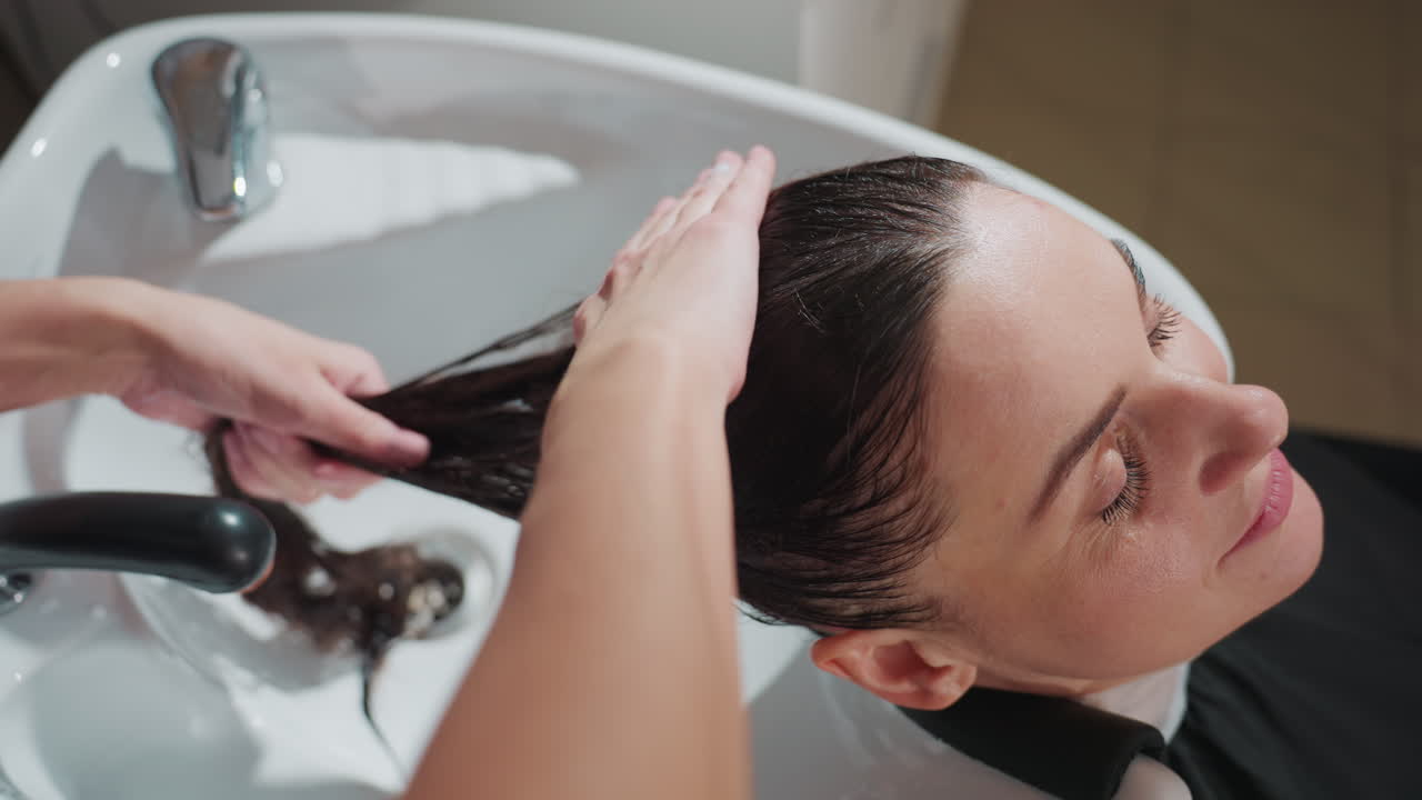 숙련된 스타일리스트가 편안한 분위기에서 손으로 부드럽게 마사지하며 샴푸를 해 드려요. 두피 마사지와 함께 편안하게 머리를 감겨 드리는 릴렉싱 헤어 워시를 경험해 보세요.