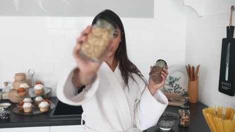 mujer comparando granos en la cocina
