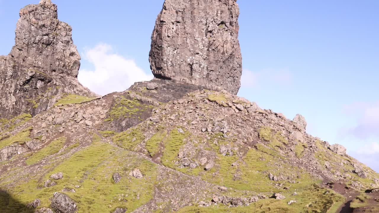 pilar de roca gigante del anciano de storr en una caminata en la isla de skye, tierras altas de escocia